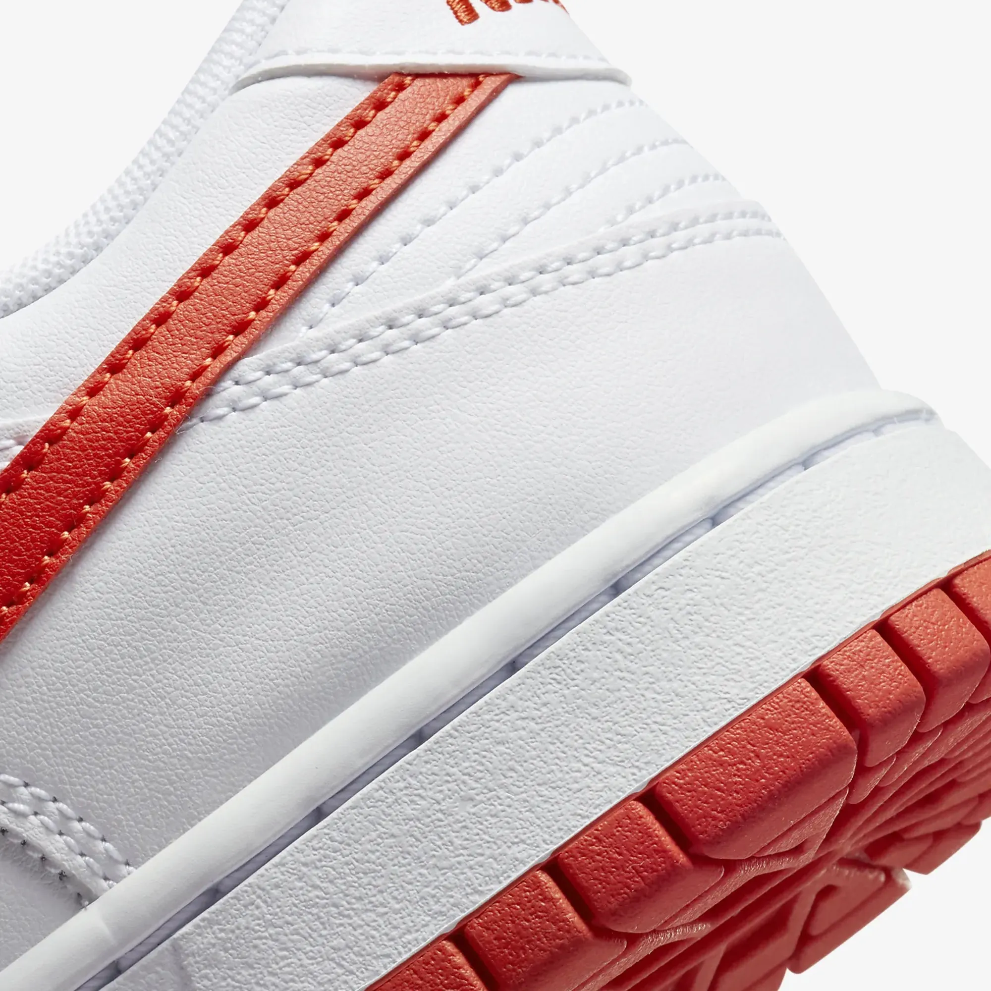 DUNK LOW RETRO 'WHITE/PICANTE RED'