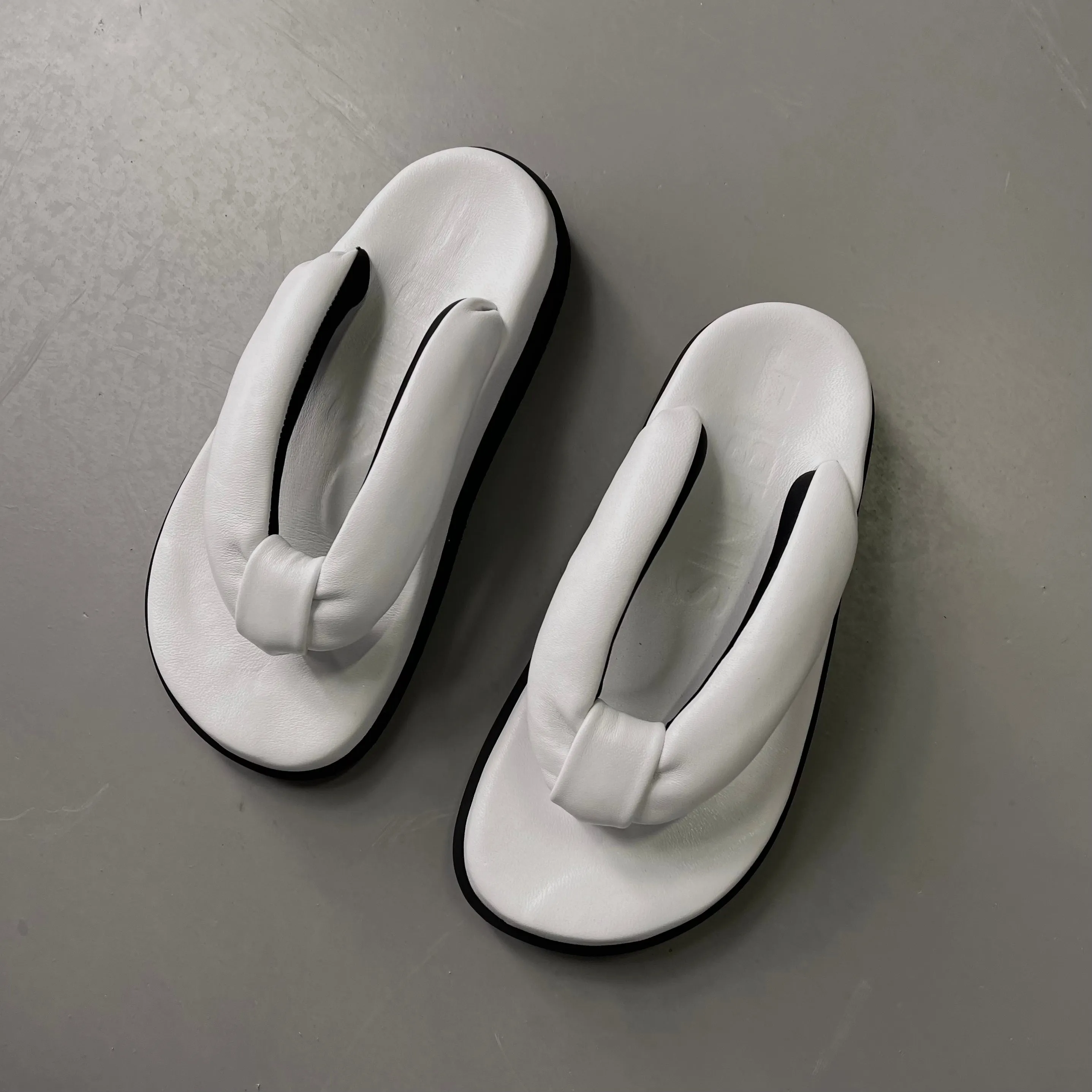 ROUND WHITE